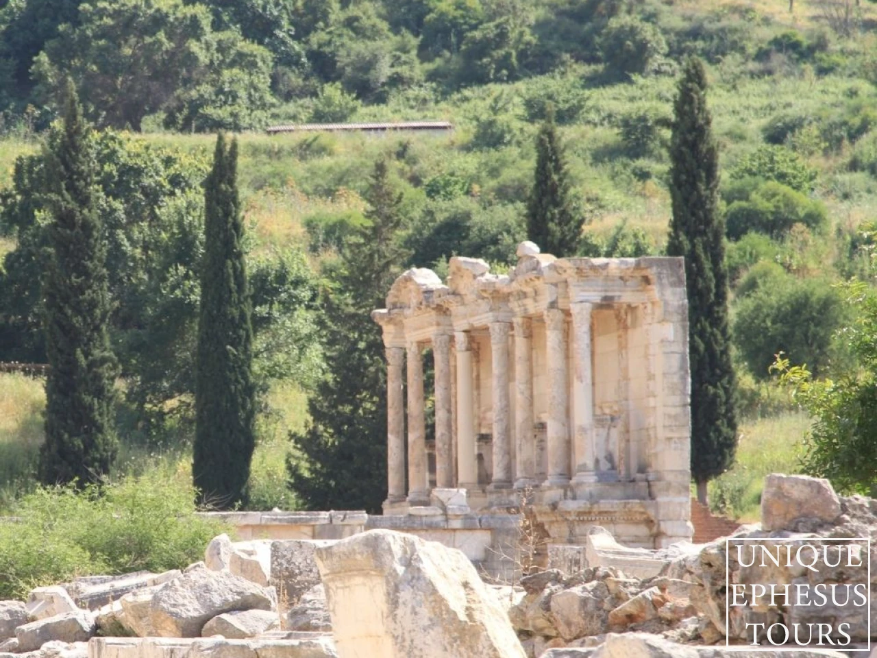 efes-antik-kenti-roma-donemine-ait-tapinak-kalintilari-ve-tarihi-sutunlar-izmir-selcuk