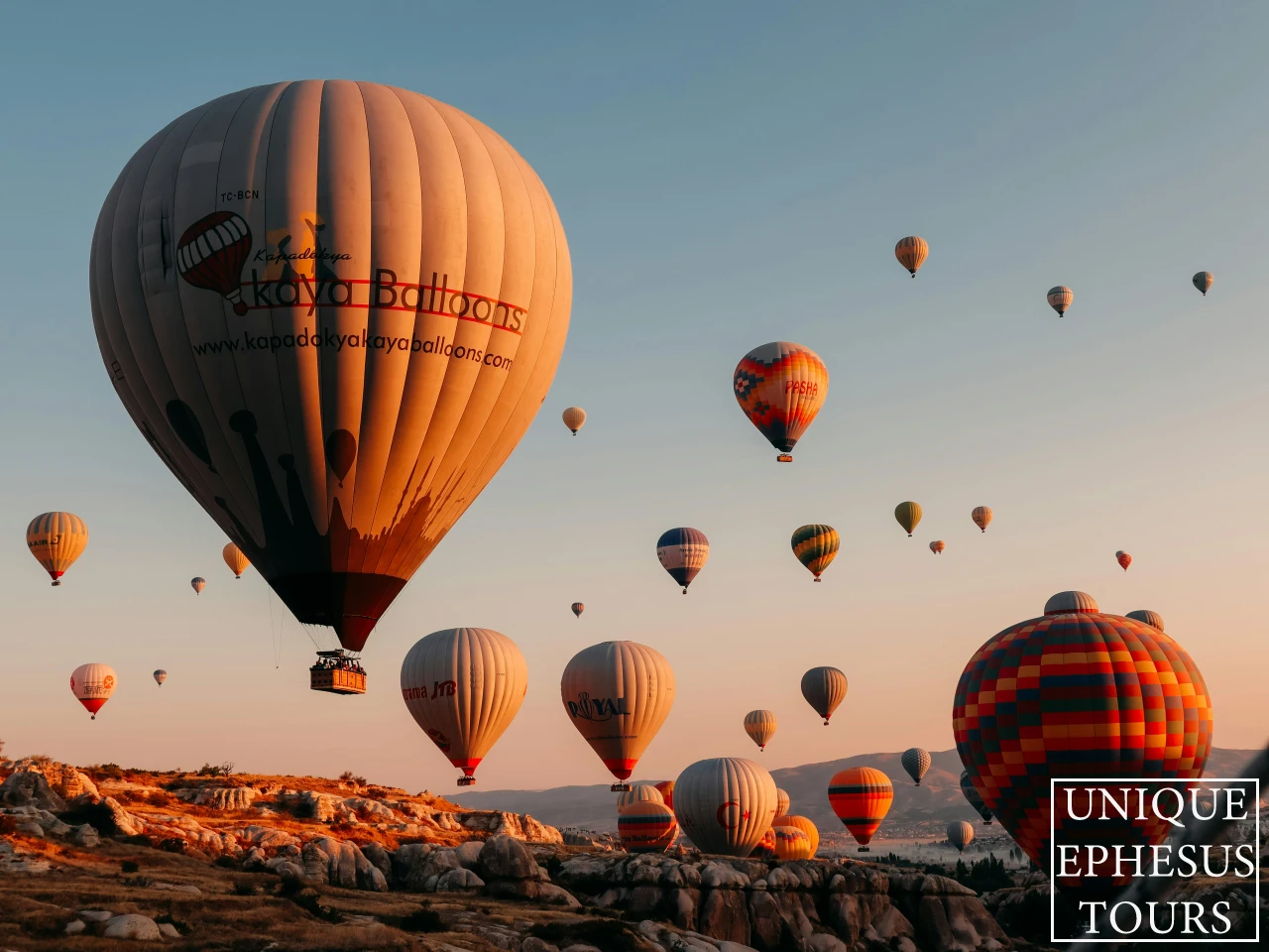 hot-air-balloons-kapadokya-kaya-cappadocia-sunrise-rocky-landscape-turkey