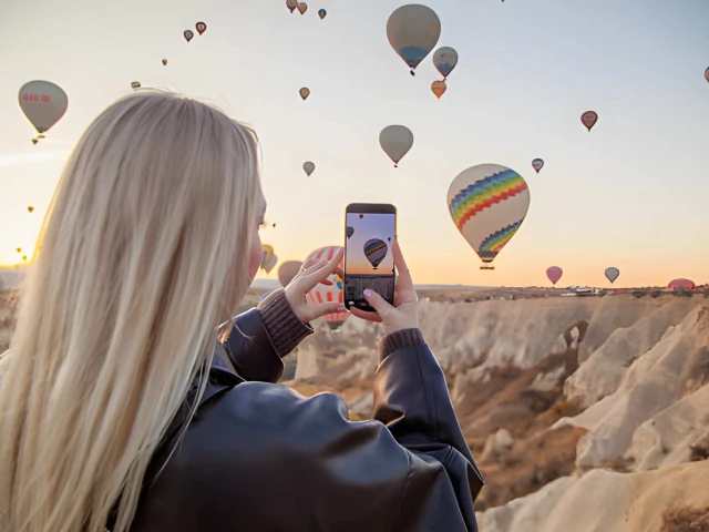 hot-air-balloon-photo-cappadocia-sunrise-cliff-view-turkey