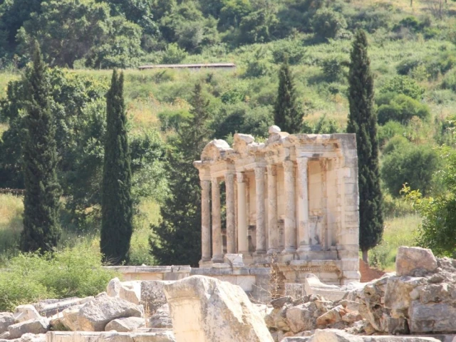 efes-antik-kenti-roma-donemine-ait-tapinak-kalintilari-ve-tarihi-sutunlar-izmir-selcuk