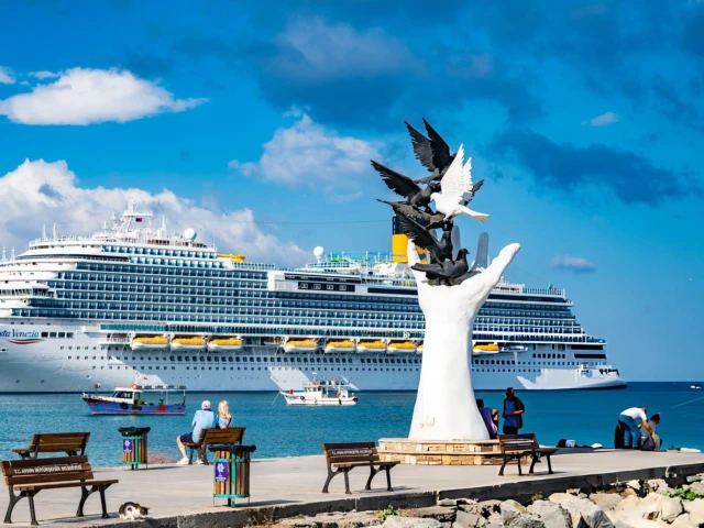 Kusadasi-Cruise-Port-Dove-Statue-Turkey