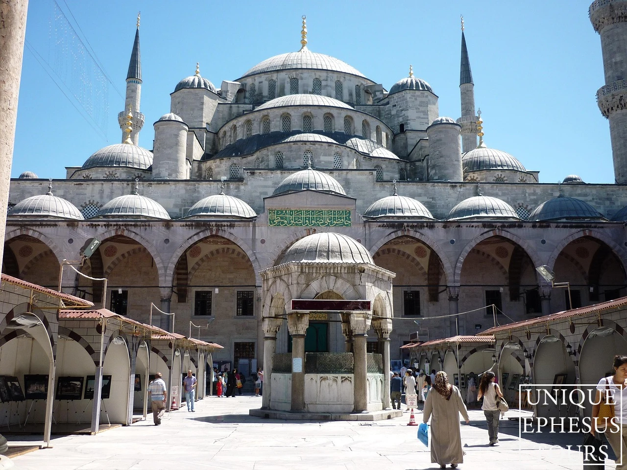 Blue-Mosque-Courtyard-Istanbul-Turkey